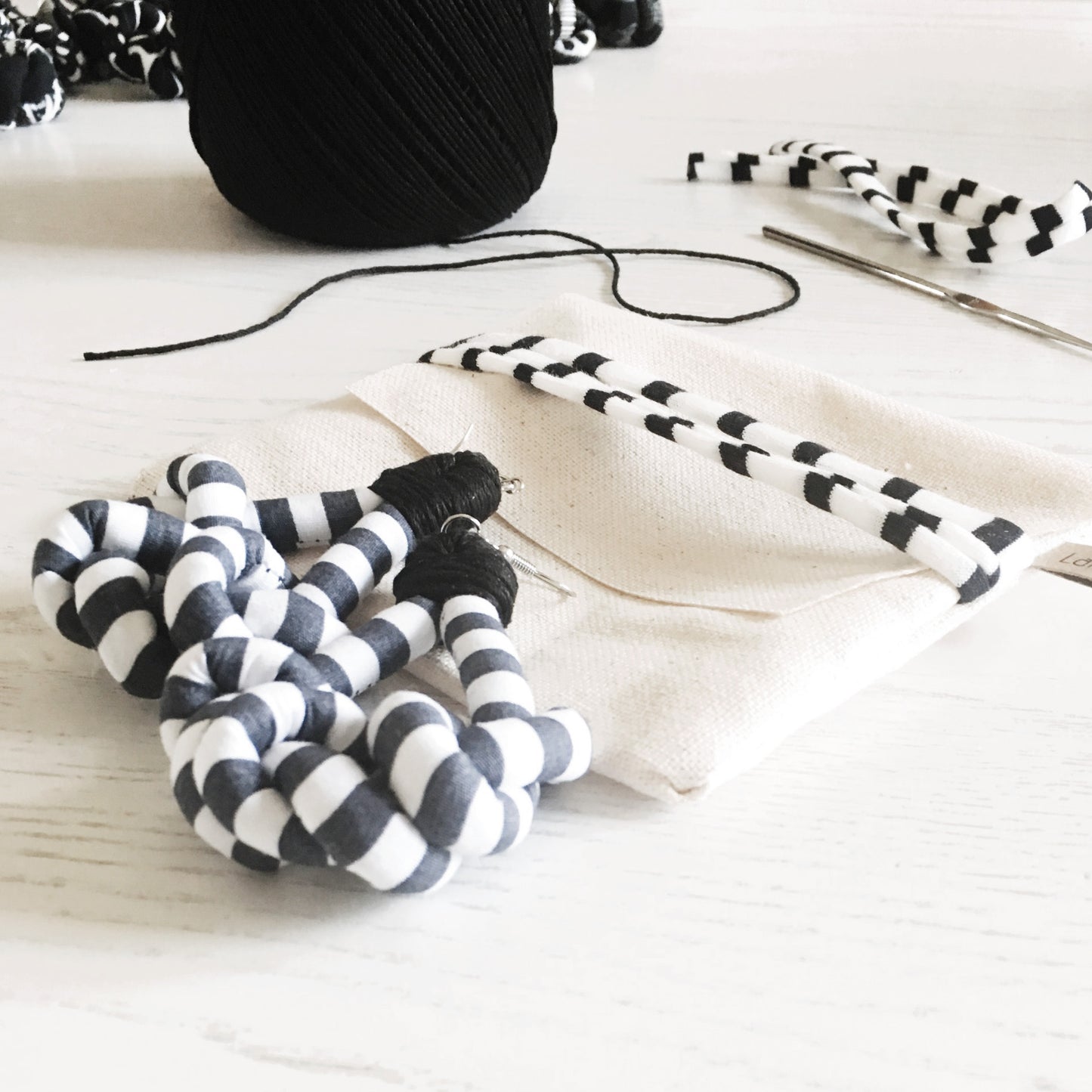 KNOTS Orecchini in tessuto - Righe Denim