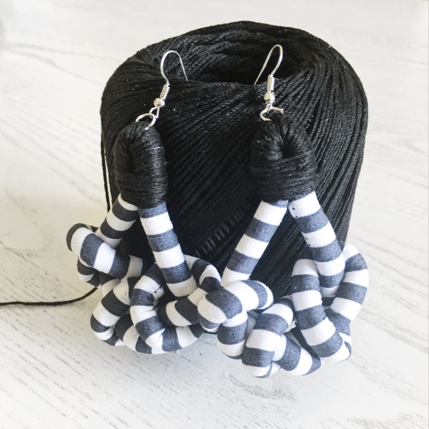KNOTS Orecchini in tessuto - Righe Denim