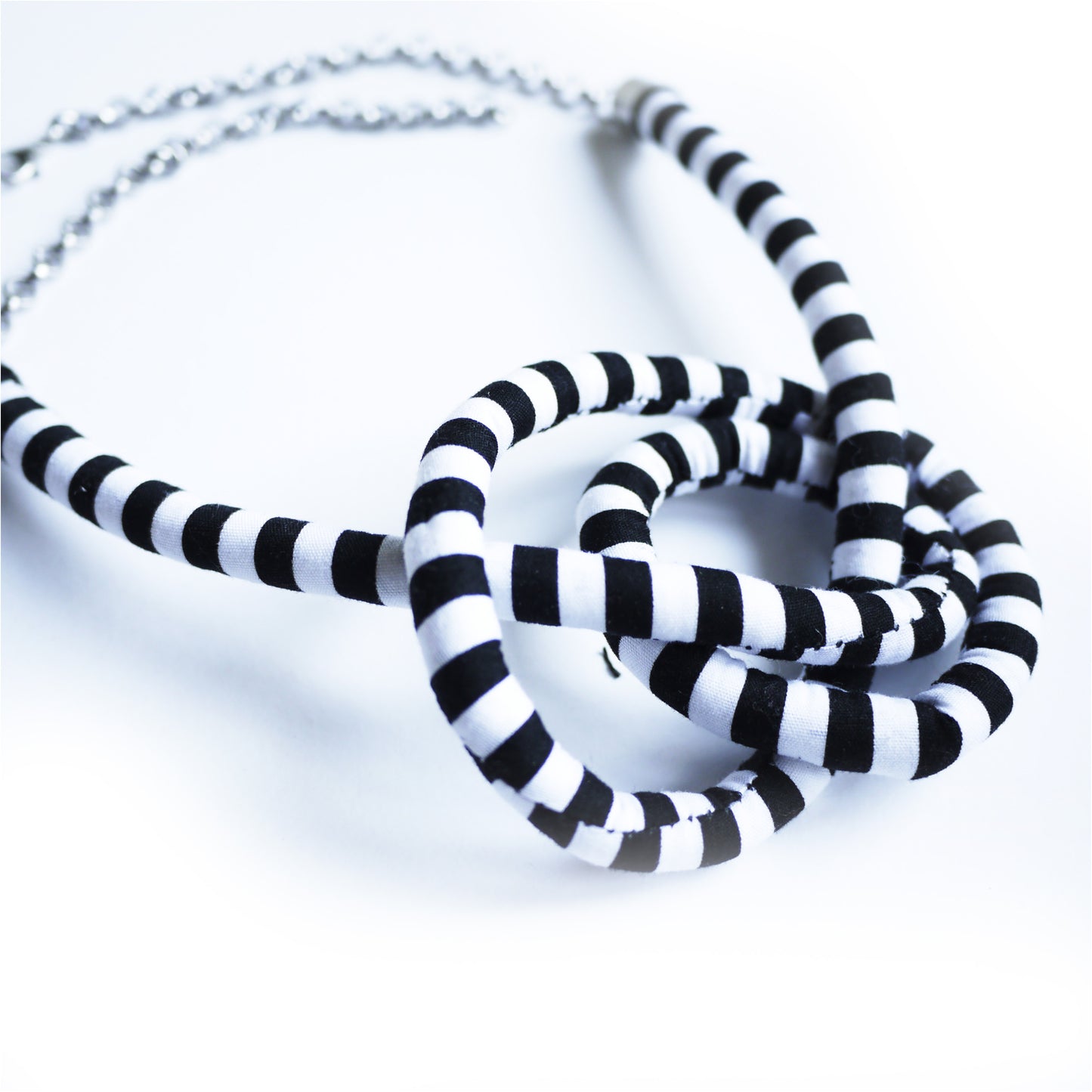 KNOTS Collana in tessuto - Righe