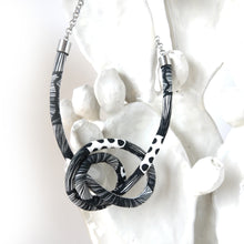 Carica l&#39;immagine nel visualizzatore di Gallery, KNOTS Collana in tessuto - Papaveri