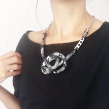 Carica l&#39;immagine nel visualizzatore di Gallery, KNOTS Collana in tessuto - Papaveri